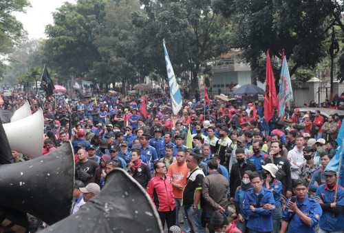Ribuan Buruh Geruduk PTUN Bandung