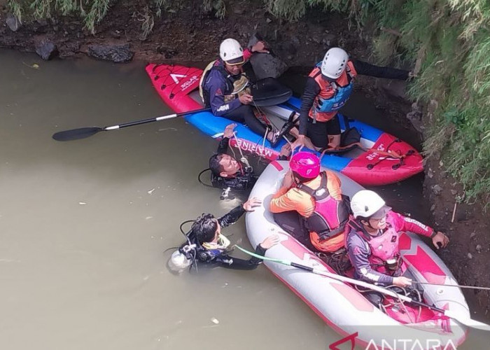 Tim SAR Gabungan Evakuasi Anak Hanyut di Sungai Ciliwung Bogor   