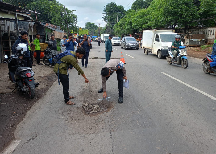 Pengendara Motor Tewas Terlindas Truk Akibat Jalan Berlubang