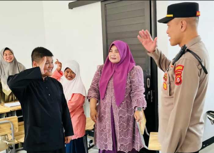 Sambangi SLBN, Ini Pesan Kapolsek Ciparay Polresta Bandung Kepada Murid dan Pihak Sekolah