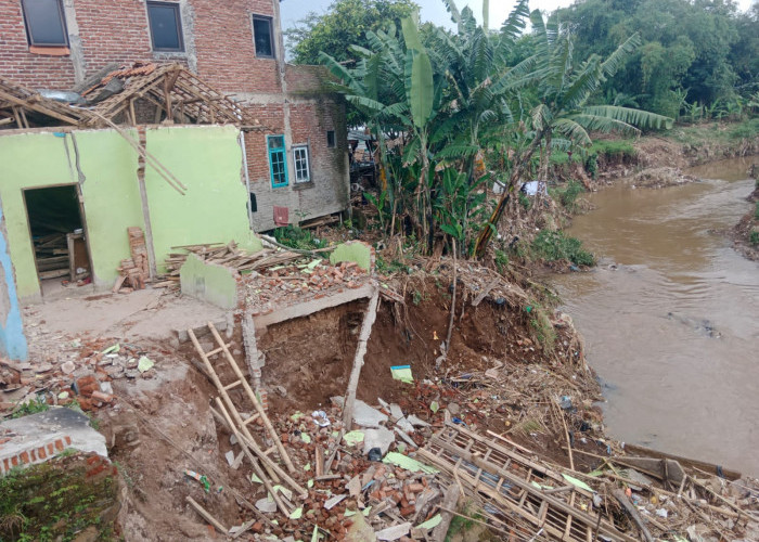 Diguyur Hujan Deras, Benteng Sungai Cirasea di Mekarsari Ciparay Bandung Ambrol: Rumah Warga Tergerus