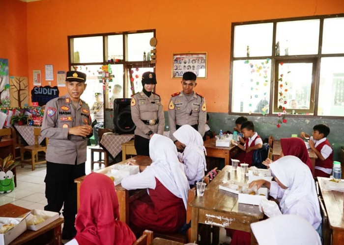 Tingkatkan Kualitas SDM, Polresta Bandung Monitoring Pendistribusian Makanan Bergizi di SDN Lemburmuncang