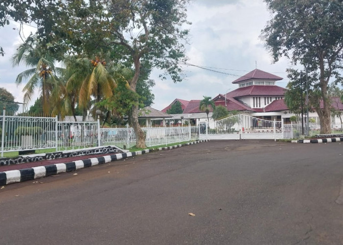 Jelang Lebaran, Pemkab Bogor Bersolek Diri Ganti Warna Pagar Jadi Putih