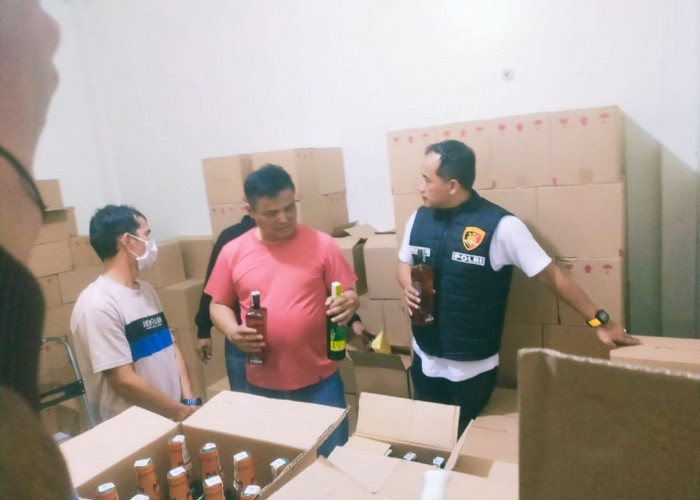 Polisi gerebek gudang miras di Pameungpeuk Bandung: Sita 7000 Botol Berbagai Merek
