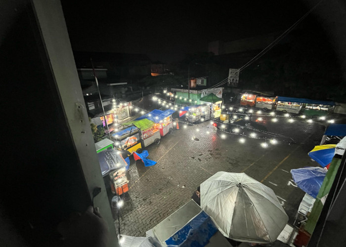 PKL Malam Radius Pasar Ciluar Bergeser ke Pelataran Malam