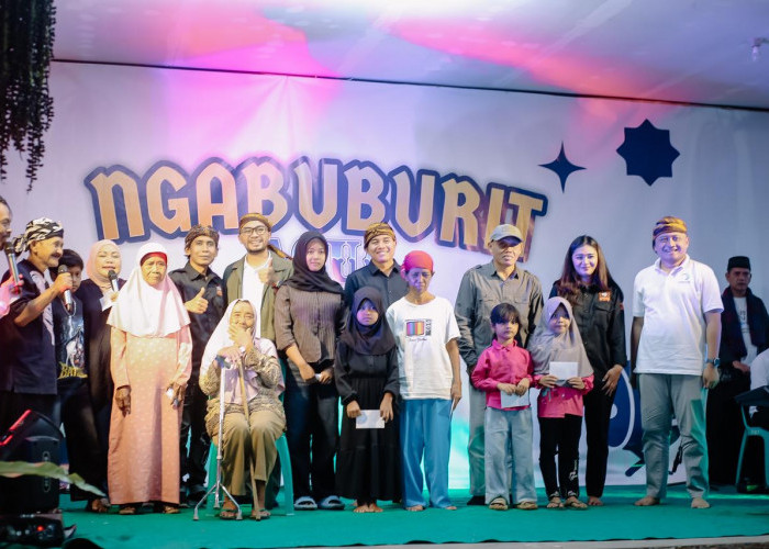 Seniman Senior Jawa Barat Ikut Ngabuburit Bersama Warga Kampung Adat Banceuy di Subang