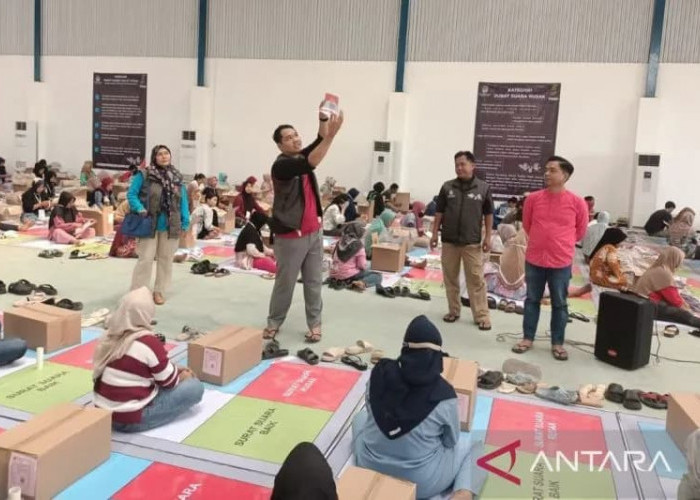 KPU Kabupaten Bekasi Sortir dan Lipat Surat Suara Pilkada