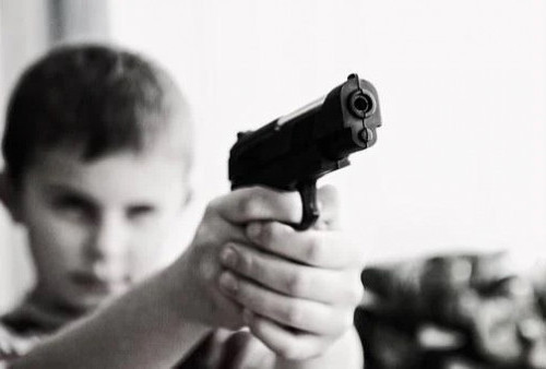 Bocah 8 Tahun Bunuh Bayi Dengan Pistol Ayahnya, Ternyata Ini Penyebabnya