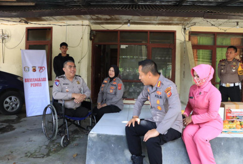 Kegiatan Rutin, Kapolresta Bandung Kunjungi Anggota yang Sedang Sakit 