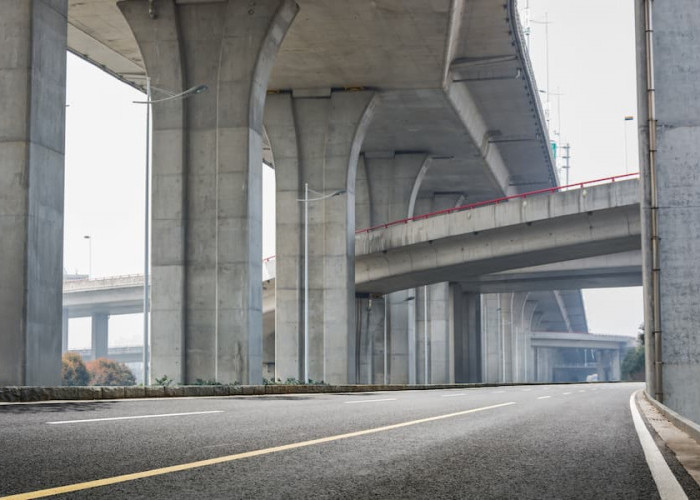 Damkar Bogor Evakuasi Seorang Ibu yang Diduga Lakukan Percobaan Bunuh Diri di Flyover Cibinong