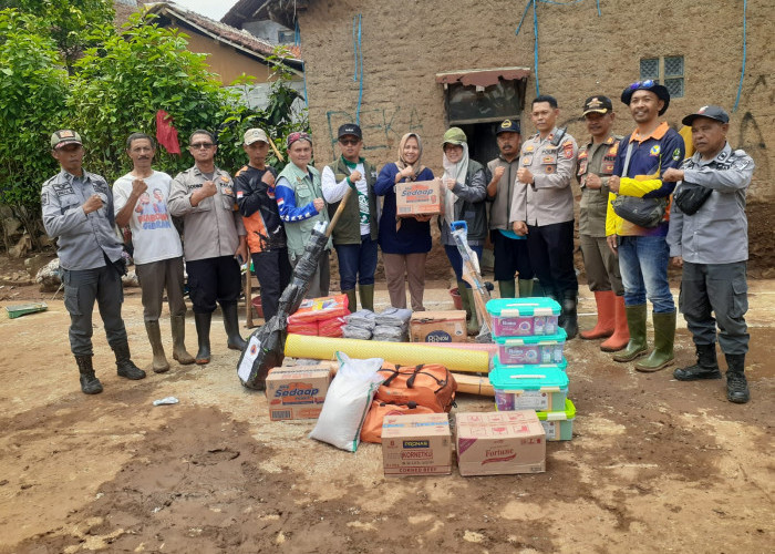 Camat Ciparay Salurkan Bantuan dari Dinsos dan BPBD Bagi Warga Terdampak Banjir dan Longsor