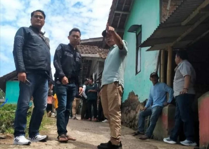 Terima Aspirasi Warga, Tarya Witarsa dan Kades Tinjau Akses Jalan Penghubung Dua Desa di Kecamatan Ciparay