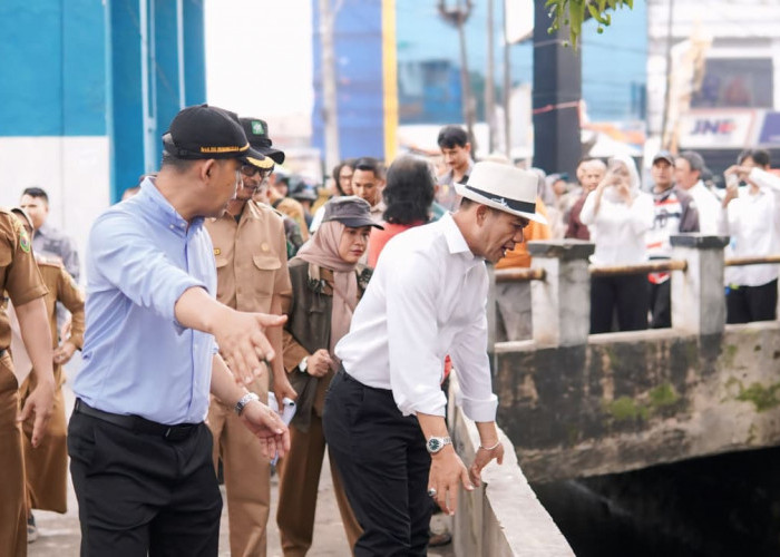 Bupati Bandung Sidak Lokasi Banjir Jalan Dengdek Sayati, Bakal Dibangun Embung Dua Hektare