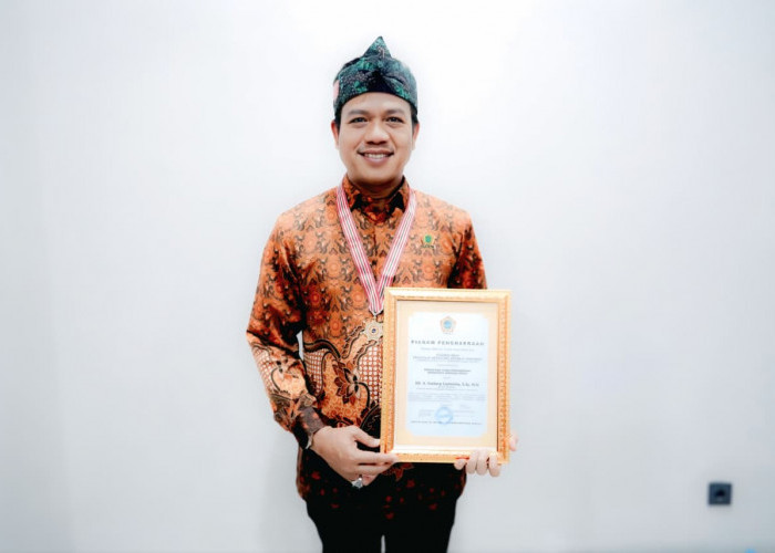Atas Jasa dan Dukungannya, Bupati Bandung Diganjar Penghargaan oleh PWRI