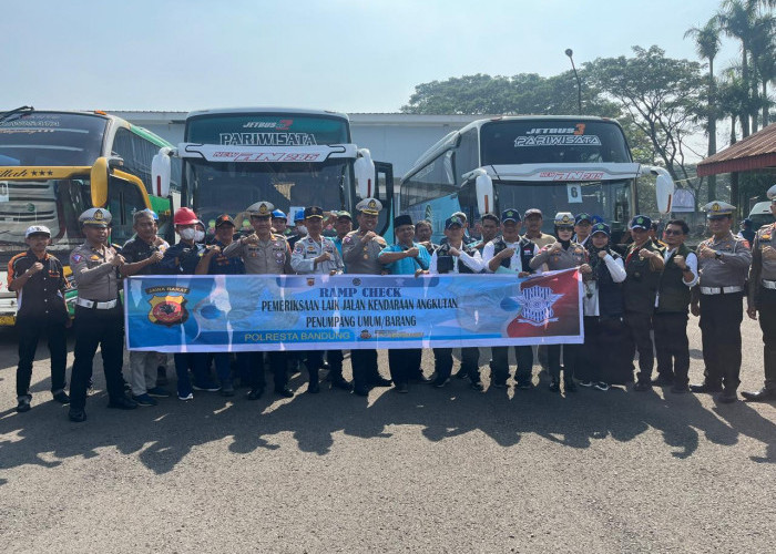 Satlantas Polresta Bandung Gelar Ramp Check Bus Pemberangkatan Jemaah Haji 2024