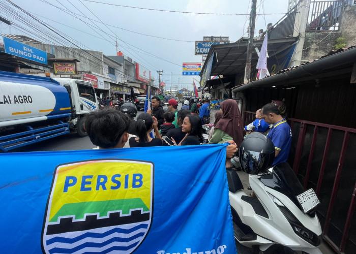 Bobotoh Padati Jalan Panaris kawasan Stasiun Kereta Cepat Whoosh untuk Menyambut Skuad Persib Bandung 