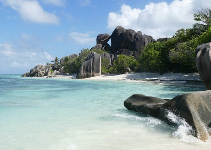 Destinasi 5 Pantai Terbersih di Dunia: Surga Keindahan Alam yang Memukau dan Menawan!