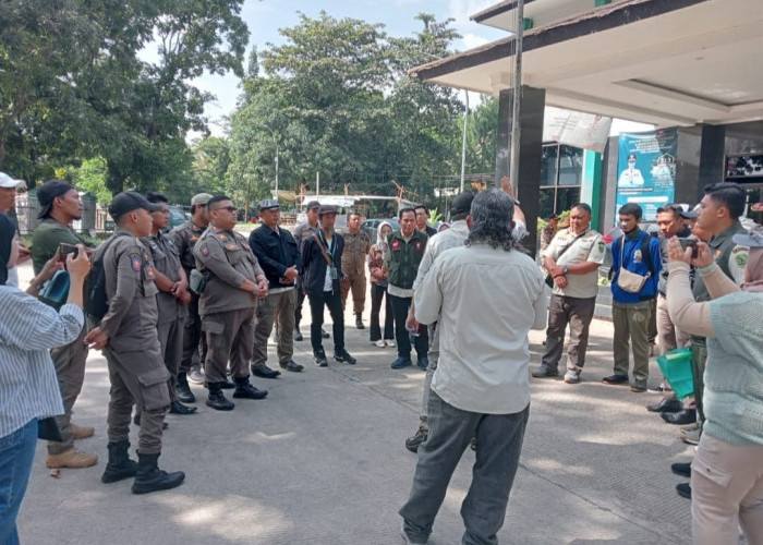 Tak Berizin, Puluhan Reklame Ditertibkan Satpol PP Kabupaten Bandung 