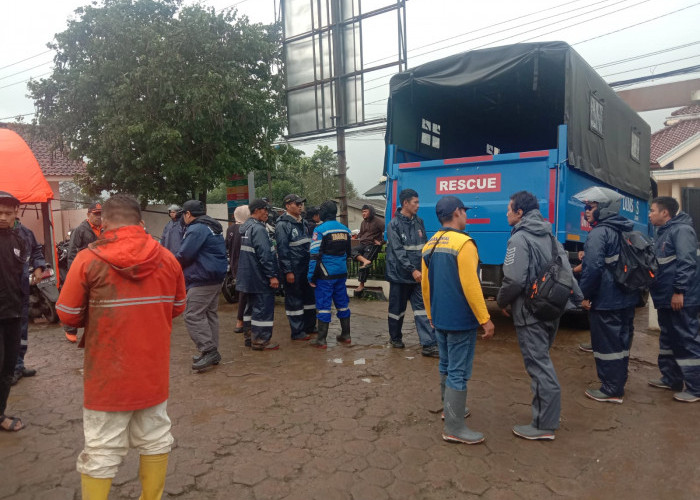 Dinsos Jabar Salurkan Bantuan Logistik untuk Korban Longsor di Desa Pasirlangu, KBB