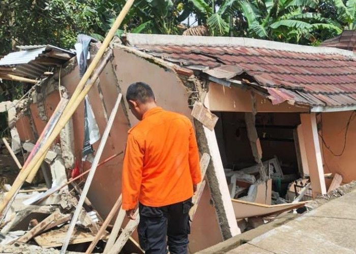 Rumah Ambruk dan Sebabkan Korban Luka, Diduga Akibat Pergeseran Tanah 