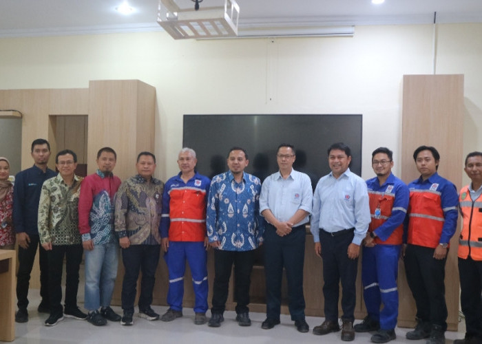 Dorong penggunaan PLTS Atap, Direksi PLN Icon Plus kunjungi PT Indocement Tunggal Prakarsa di Cirebon