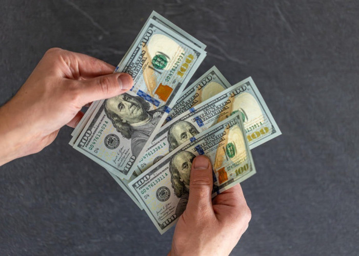 Dolar AS Menguat, Rupiah Melemah ke Rp17.300-an: Ini Dampak dan Penyebabnya