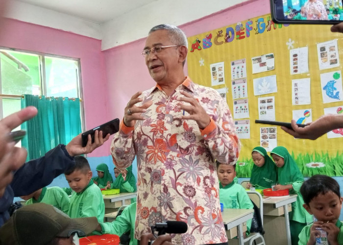 Komisi IX DPR RI Lakukan Uji Coba Makan Bergizi Gratis di SDN 01 Pakansari Bogor   