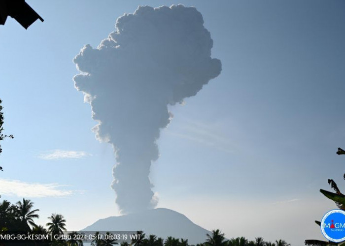 Gumpalan Asap Abu Vulkanik Terlihat Membumbung Tinggi Sekitar Empat Kilometer di Gunung Ibu