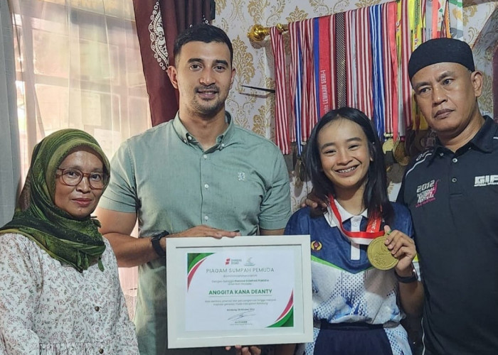  Cawabup Ali Syakieb Anugrahi Dua Pemuda Inspiratif Kabupaten Bandung