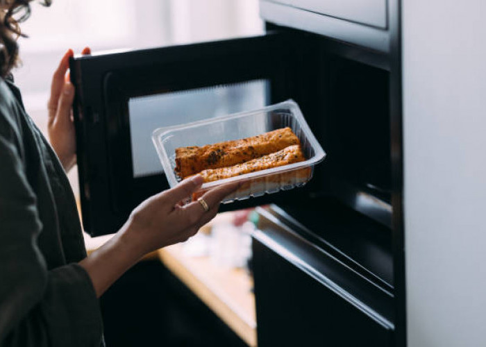 Harus Banget Tau! 8 Makanan dan Minuman yang Tidak Boleh Dipanaskan dengan Microwave