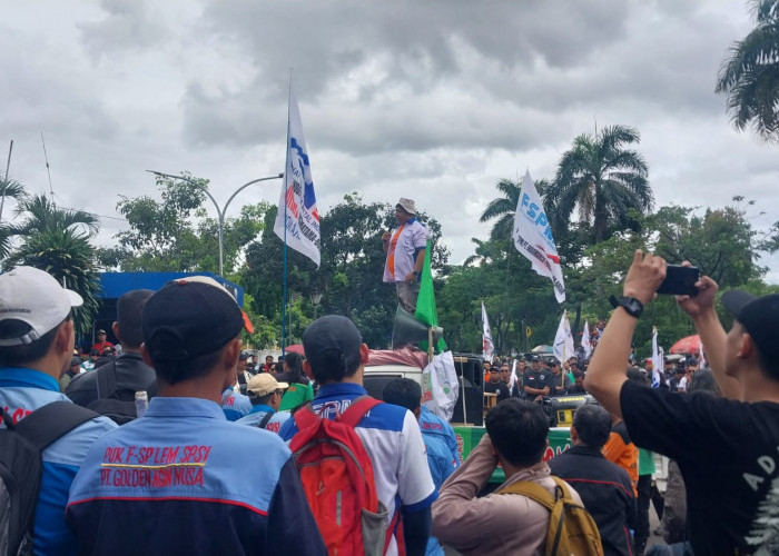 Unjuk Rasa Ratusan Buruh di Gerbang Pemkab Bogor, Tuntut UMK 2026 Naik!