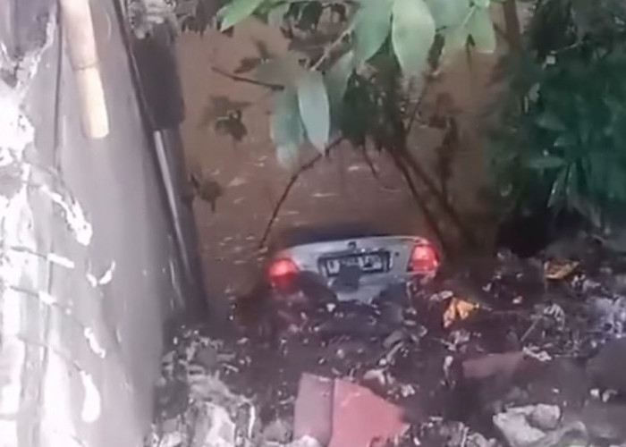 Mobil Terperosok ke Sungai Diduga Pengemudi Ngantuk di Jalan Raya Jakarta-Bogor