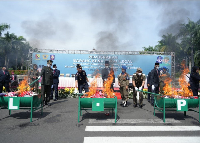 Rugikan Negara Rp.3,3 Miliar, 4,5 Juta Batang Rokok Ilegal Dimusnahkan Pemkab Bandung Bersama Bea Cukai 