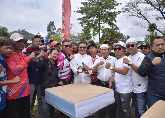 Diikuti Ribuan Peserta, Kang DS Buka Lomba Merpati Tinggi Bupati Cup Bedas di Nagreg 