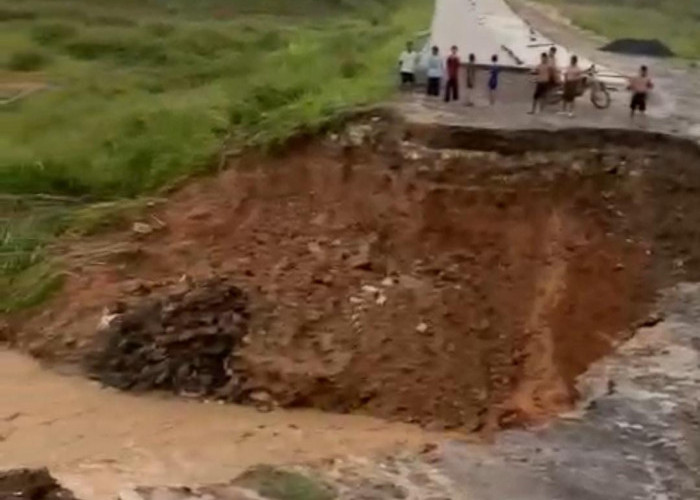 Jalan Puncak II Bogor Amblas, Pengendara Tak Bisa Melintas