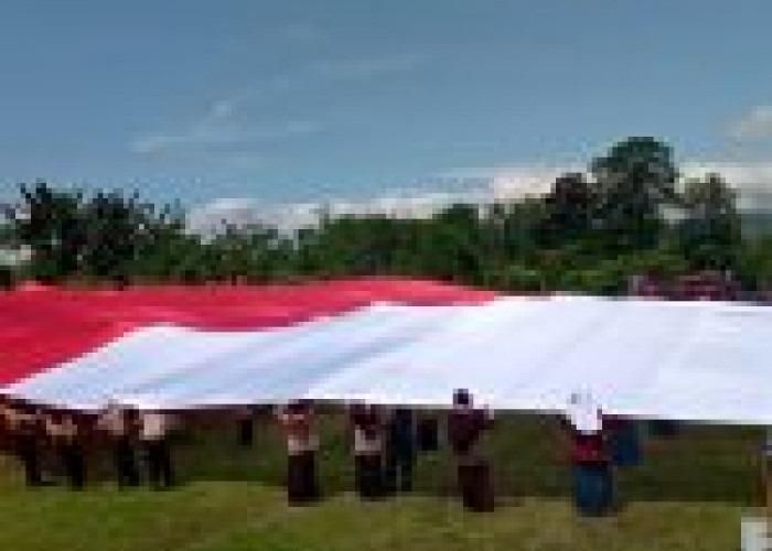 Bendera Raksasa Sepanjang 50 Meter Dibentangkan di Warungkiara Sukabumi, Memeriahkan HUT RI Ke 77