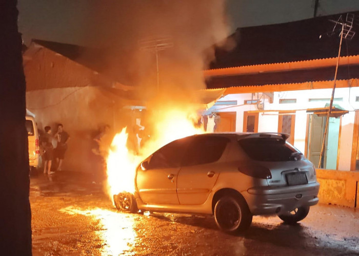 Mobil Terbakar Saat Parkir Diduga Akibat Konsleting Listrik