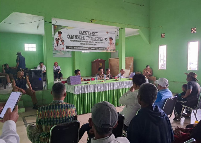 Ratusan Warga Dua Desa di Kecamatan Ciparay Terima Sertipikat Elektronik PTSL Gratis dari BPN