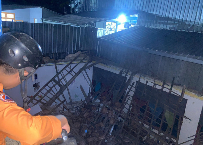 Bangunan MI di Gunung Putri Ambruk, Dua Kelas Rusak