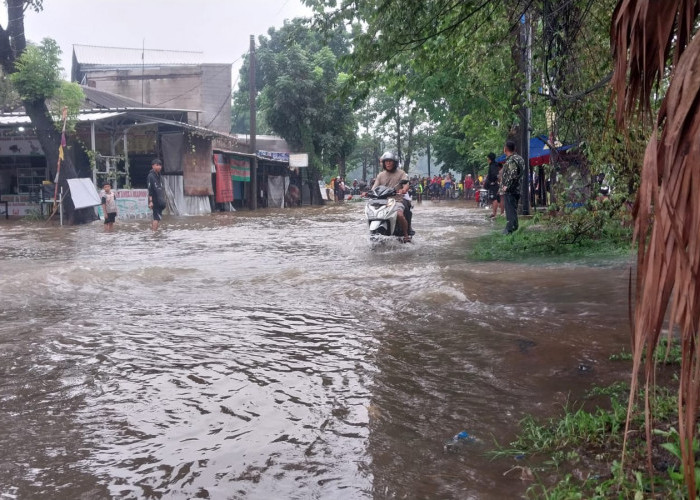 Tak Jauh dari Lingkungan Pemkab Bogor, Jalanan Terendam Air Akibat Luapan Setu Cikaret