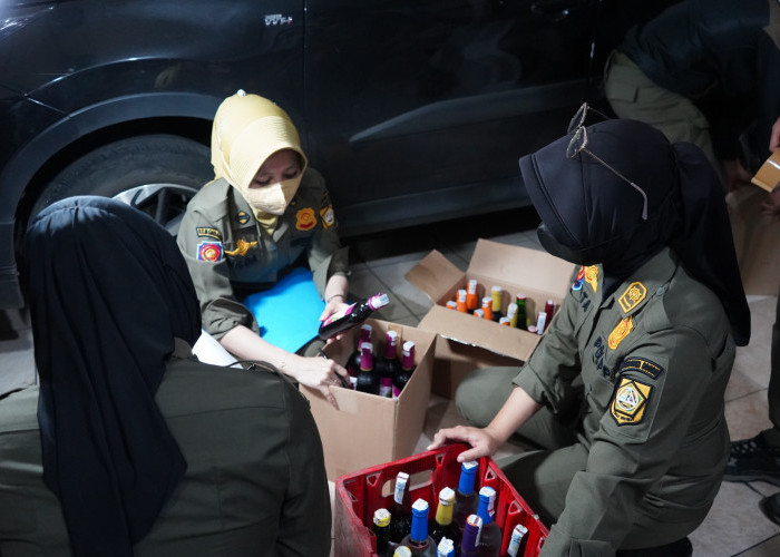 Operasi Penertiban Satpol PP Kabupaten Bogor: 203 Botol Miras dan 8 Galon Ciu Diamankan