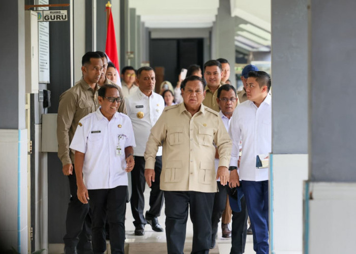 Ahmad Luthfi Dampingi Prabowo Kunjungi Sekolah di Cilacap, Para Siswa Respons Positif Program MBG 