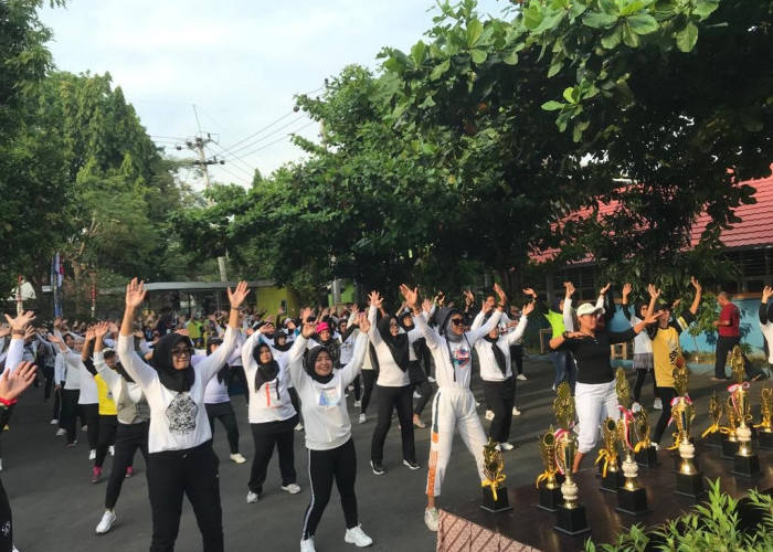 Rebutkan Hadiah Utama Jalan-jalan ke Thailand, Ribuan Peserta Meriahkan Senam Disway Di Cirebon