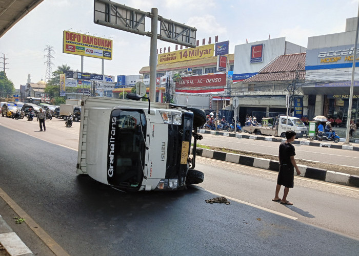 Truk Box Terguling di Bogor, Diduga Pengemudi Ngantuk