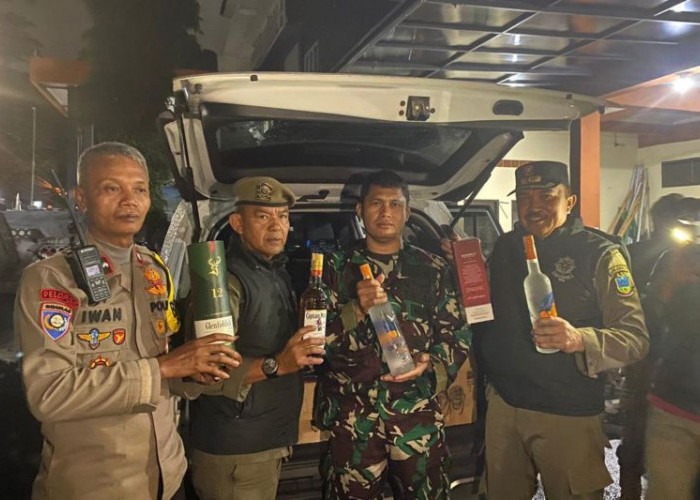 Satpol PP Garut Beraksi: Ratusan Botol Miras Disita di Malam Tahun Baru