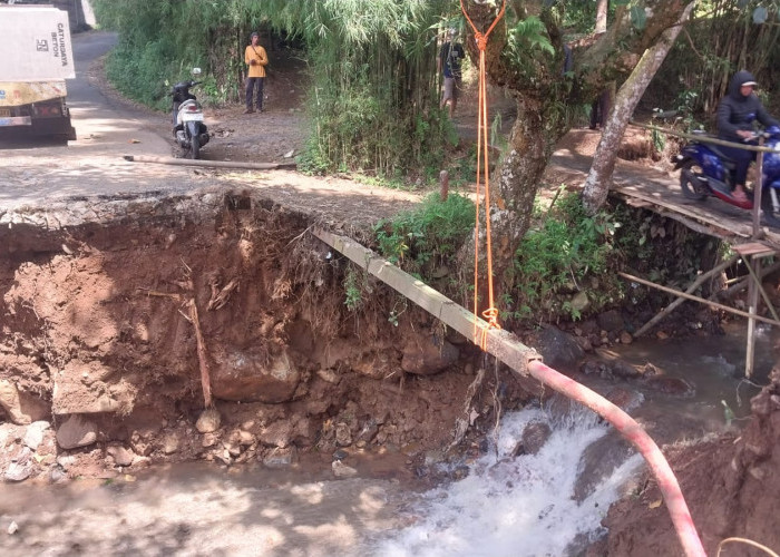 Jalan Alternatif Puncak Terputus, Warga Bangun Jembatan Bambu