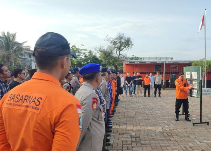 Basarnas DKI Jakarta Terus Melakukan Pencarian Korban Kapal KM Pari Kudus yang Terbalik di Kepulauan Seribu