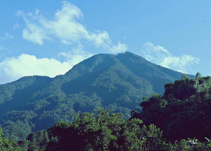 10 Gunung Terangker di Indonesia Menurut Urban Legend