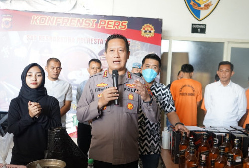 Polresta Bandung Berhasil Ringkus Pembuat Sekaligus Pengedar Miras Impor Oplosan, Ratusan Botol Diamankan 
