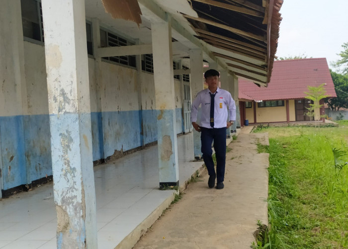 Rusak Parah, Siswa SMPN 1 Cipongkor Khawatir Sekolahnya Akan Ambruk